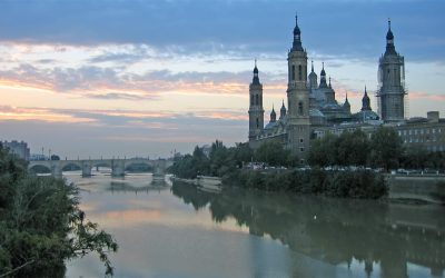 VIRGEN DEL PILAR LA VIRGEN DE 36 CENTÍMETROS CON UNA BASILICA GIGANTE