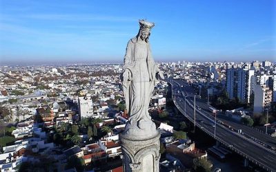 La Virgen que abraza a automovilistas en autopista 25 de Mayo